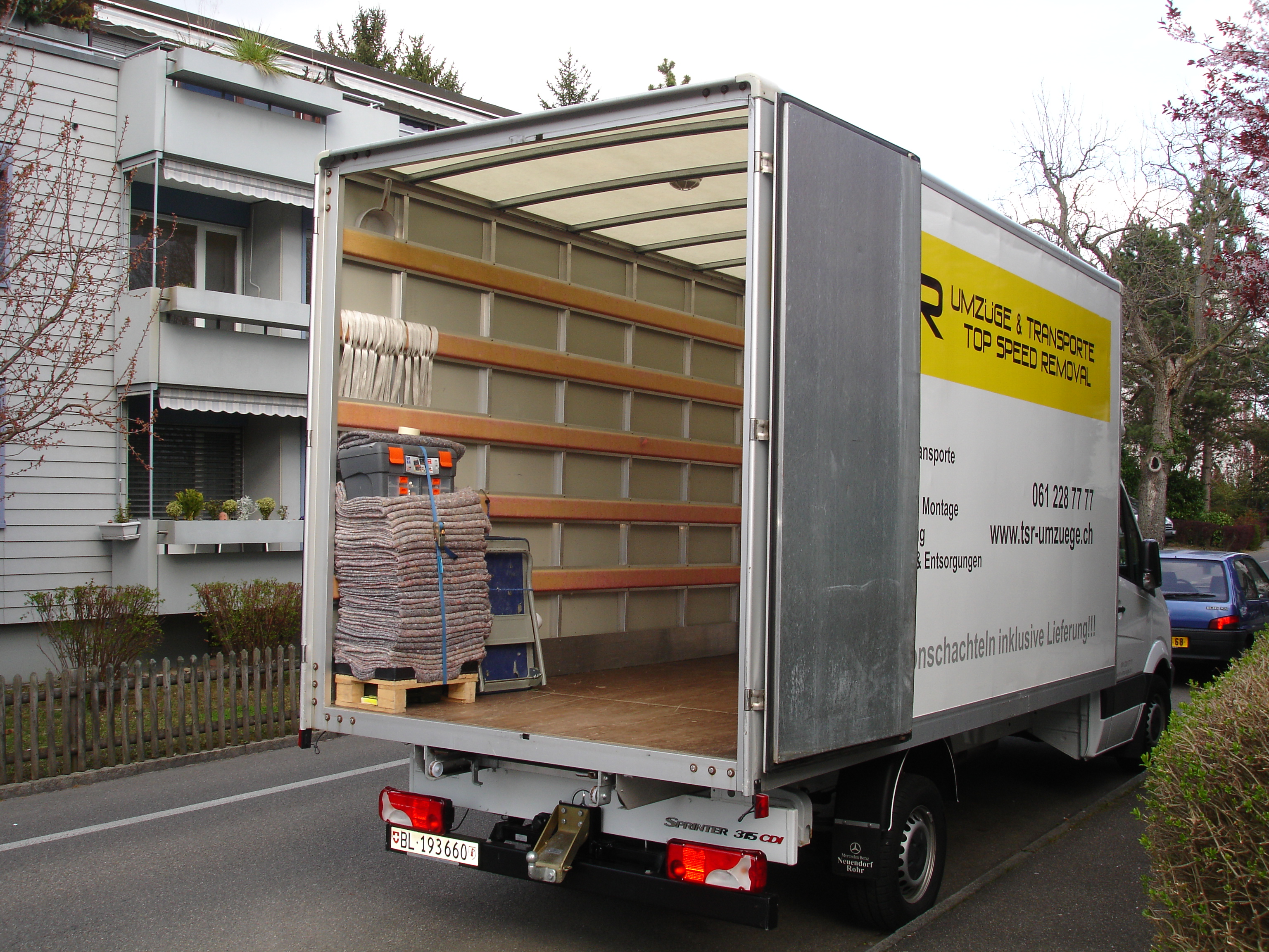 TSR Umzugsfahrzeug bei der Vorbereitung