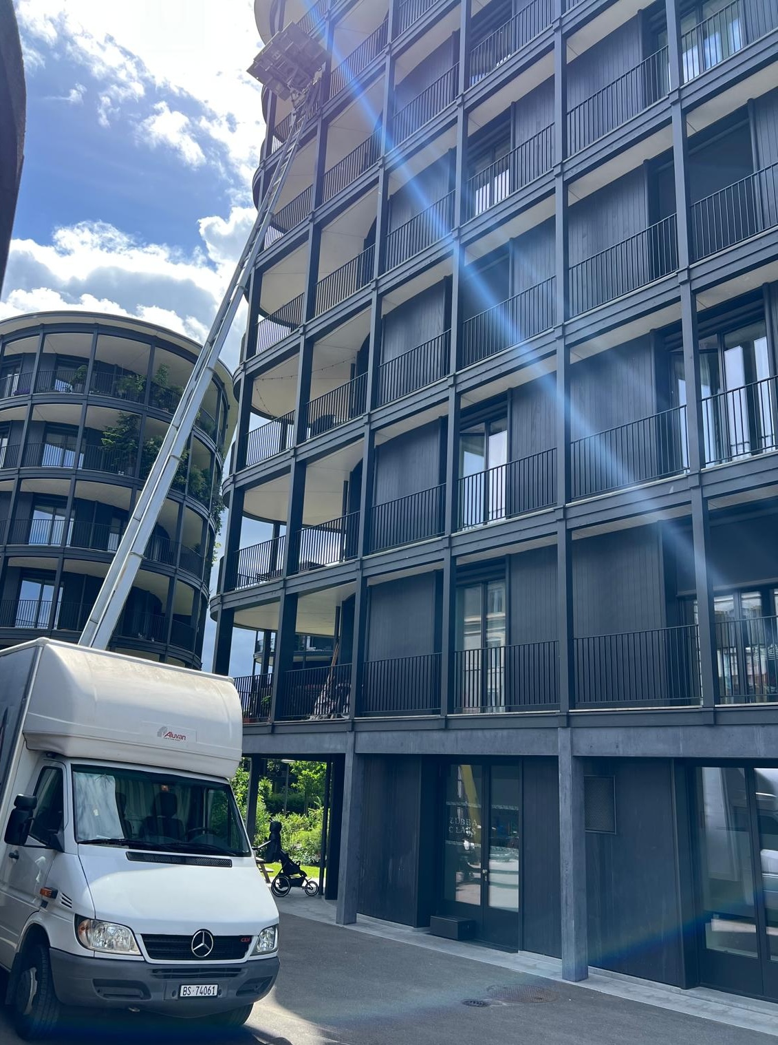 TSR Umzüge beim Einsatz mit Möbellift