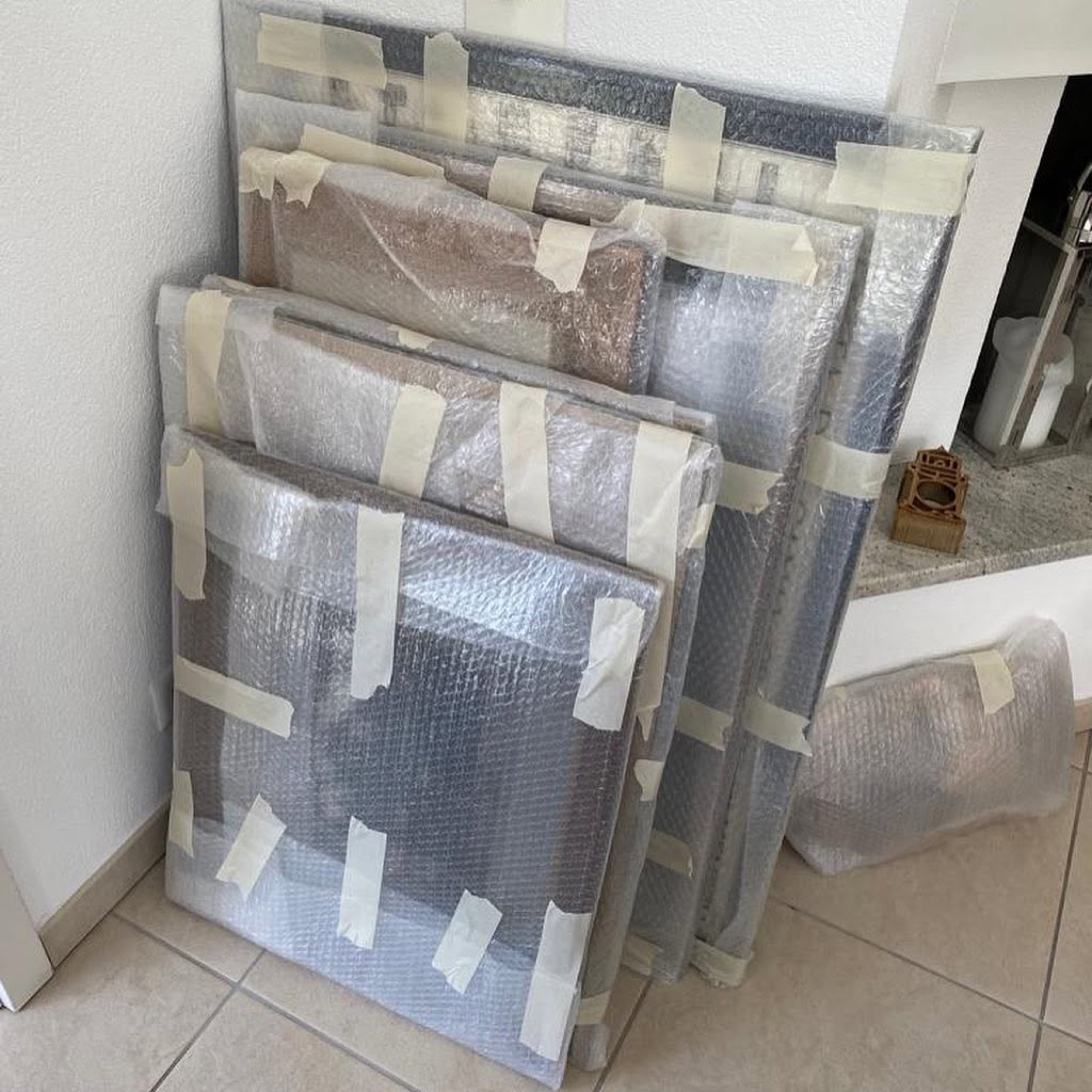 Sorgfältig geschützte Möbel und Bilder
